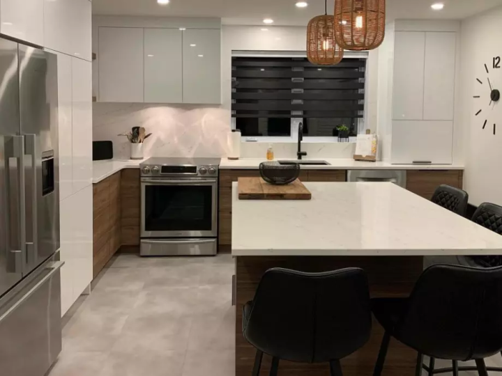 <p>En quoi consiste le resurfaçage des armoires de cuisine ? Montréal</p>